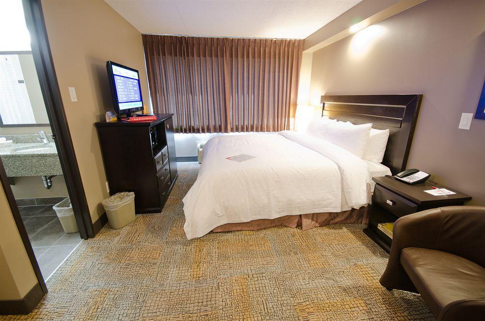 Express By Canad Inns Winnipeg Exteriör bild