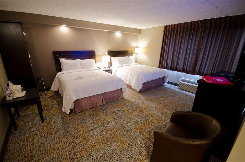 Express By Canad Inns Winnipeg Exteriör bild