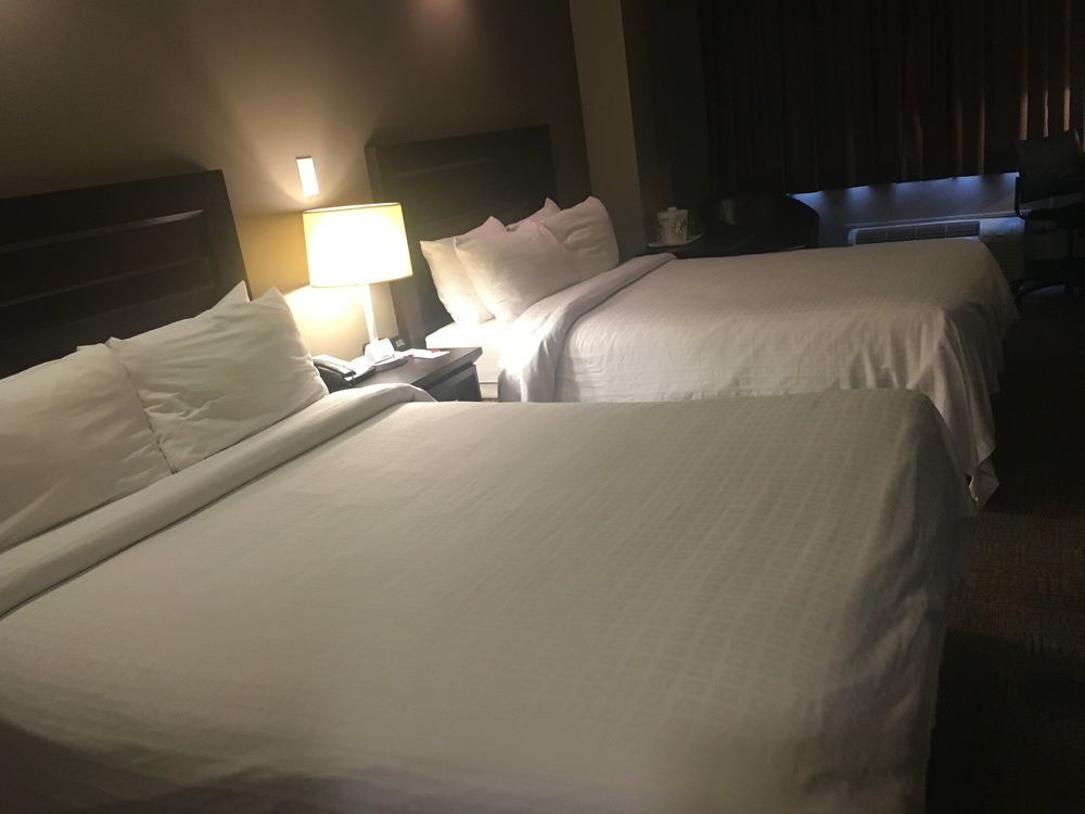 Express By Canad Inns Winnipeg Exteriör bild